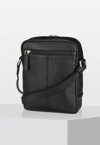 Borsa a spalla in pelle nera con un design strutturato, tasca frontale con zip, tracolla regolabile e dettagli con cuciture verticali.