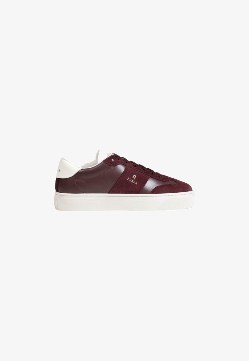 Baskets en cuir bordeaux avec des accents blancs, présentant une finition lisse, un bout arrondi et un logo de marque sur le côté. Semelle en caoutchouc blanche.