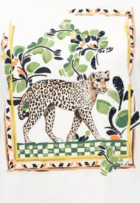 Λεοπάρδαλη με λεπτομερείς κηλίδες και διακοσμητικές χάντρες που περπατάει πάνω σε πράσινη και λευκή επιφάνεια με καρό σχέδιο, περικυκλωμένη από πράσινα και μαύρα λουλουδένια μοτίβα.