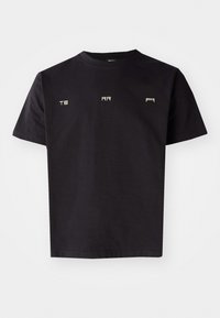 Camiseta de algodón negra con mangas cortas, que presenta un texto blanco minimalista "TE", "RR" y "F" en el frontal. Escote redondo, corte relajado.