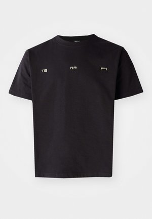 Melna kokvilnas T-krekls ar īsām piedurknēm, kurā priekšpusē ir minimālisma baltie uzraksti "TE", "RR" un "F". Ar apaļu kakla izgriezumu, brīvgaisa piegriezums.