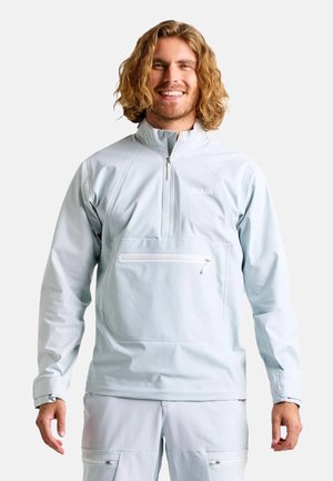 Lichtblauwe, lichte jas met halve rits, hoge kraag en een voorzak met rits. Gladde textuur, minimalistisch ontwerp met witte logo-details.