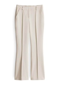 Beige op maat gemaakte broek met twee voorzakken, vlakke voorkant en rechte pijpen. Gladde stof met een lichte glans en plooi-details.