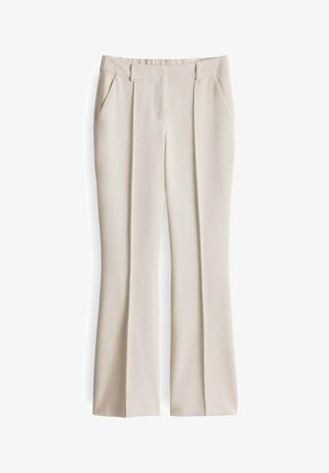 Pantalons beiges ajustés avec deux poches avant, devant plat et design droit. Tissu lisse avec un léger éclat et détail de plis.