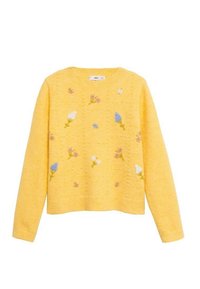 Pull en tricot jaune avec une surface texturée, orné de fleurs brodées en bleu, blanc et rose sur le devant, avec un col rond.