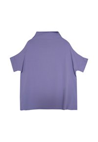 Krótki rękaw, luźna bluzka z miękkiego lawendowego materiału, z wywiniętym kołnierzykiem i gładką, lekką teksturą. Brak widocznych wzorów czy akcentów.