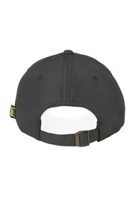 Gorra negra con visera curva, que cuenta con un cierre de correa en la parte posterior. Tiene una textura suave y una pequeña etiqueta de marca en amarillo.