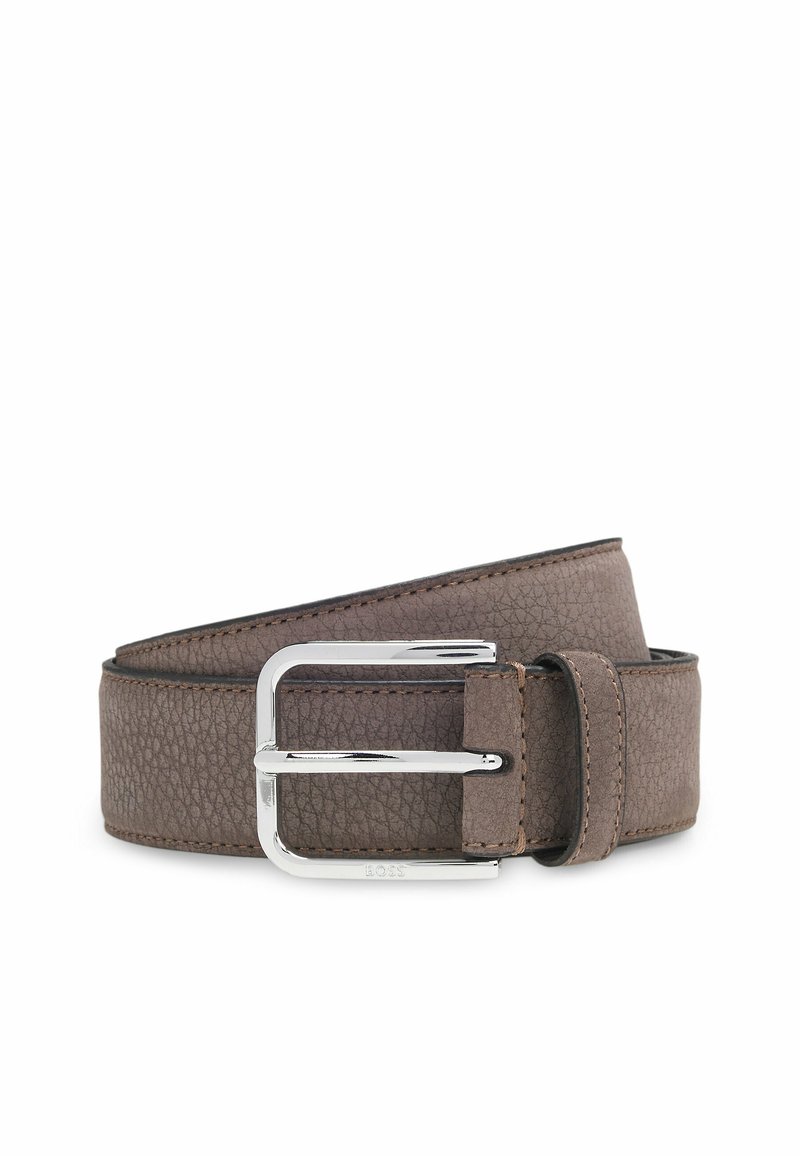 Ceinture en cuir texturé brun avec boucle en métal argenté et couture visible, enroulée sur un fond blanc.