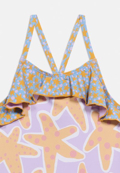 Πάνω μέρος μαγιό με λεπτές τιράντες και λαιμόκοψη με βολάν, διακοσμημένο με σχέδια αστεριών της θάλασσας σε μπλε, πορτοκαλί και μοβ, καθώς και πουά σε ανοιχτό μοβ φόντο.