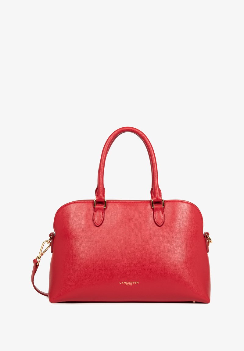 Sac à main en cuir rouge Lancaster Paris avec double poignée et ferrures dorées, forme rectangulaire structurée avec bandoulière amovible.