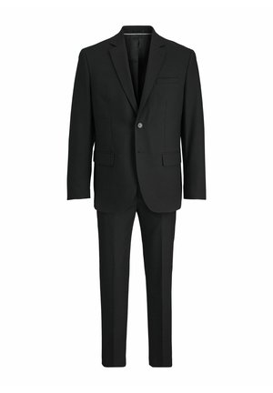 Traje negro con un blazer de un solo botón que presenta un cuello con muesca y dos bolsillos frontales, combinado con pantalones rectos a juego.