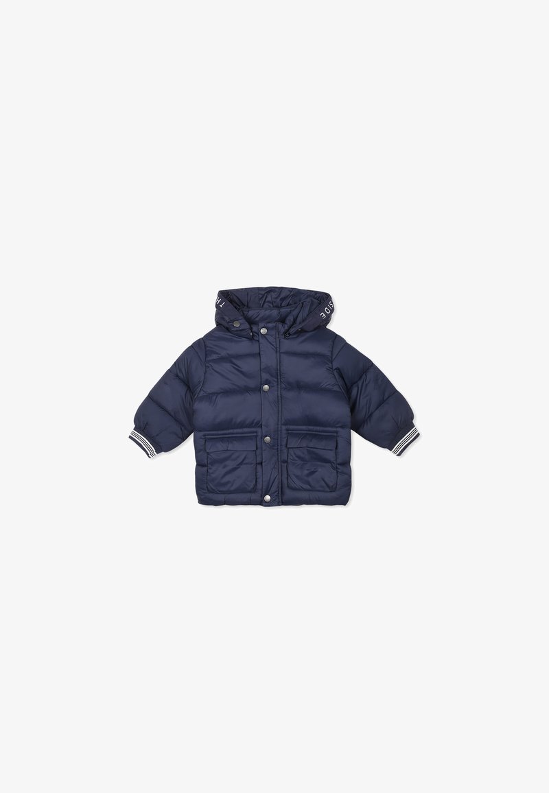 Giacca puffer blu navy con cappuccio, bottoni a scatto, due tasche frontali e dettagli a righe sulle maniche. Tessuto liscio con design trapuntato.