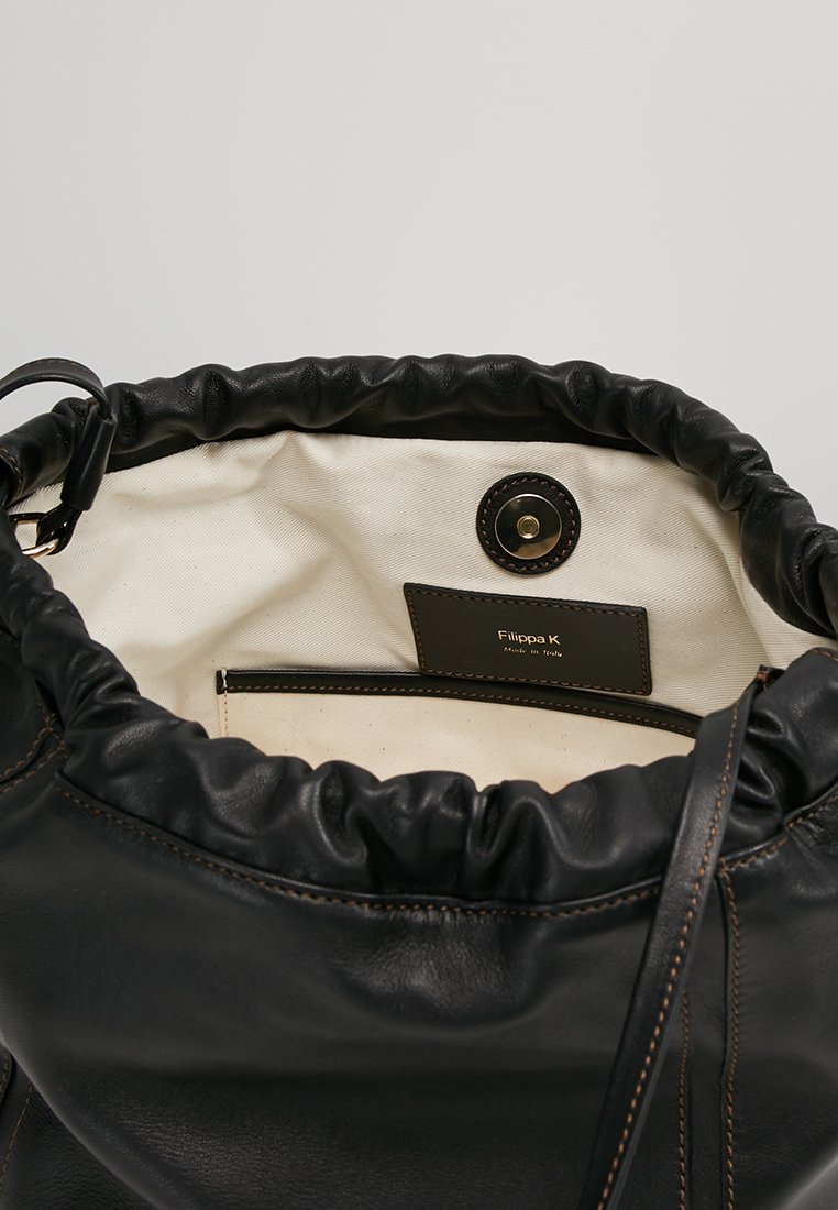 Filippa K LENA SOFT BUCKET BAG Skulderveske blacksvart Filippa K LENA SOFT BUCKET BAG Skulderveske ligth taupe