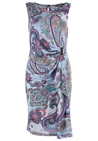 Mönstrad ärmlös klänning i ljusblått tyg med utsmyckade paisleymönster i lila, grönt och rosa. Utmärkande sidodrapering.