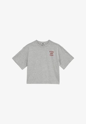 Graues, kurz geschnittenes T-Shirt mit kurzen Ärmeln und rotem Text "YOUNG AND FREE" auf der oberen linken Brustseite.