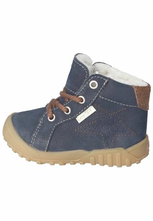 Botín de cuero azul oscuro hasta el tobillo con cordones marrones, suela de goma beige y diseño de estrellas recortadas en el costado. Forrado con material suave.