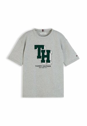 Lysegrå t-shirt med korte ærmer med grønne 3D "TH" bogstaver og "Tommy Hilfiger New York City" tekst på forsiden.