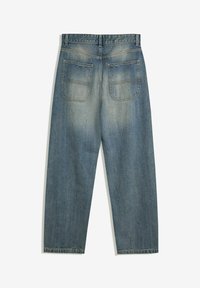 Bakifrån vy av blekta blå jeans i denim med raka ben, två stora bakfickor och hällor på midjebandet.