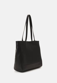Bolso de mano negro de material sintético suave, forma rectangular, con dos asas para los hombros y una base plana. Presenta un detalle de costura minimalista.