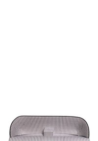 Pruhovaná mačka s mäkkým, polstrovaným vnútrom a zaoblenými okrajmi. Obsahuje šedé a biele pruhy, ktoré poskytujú textúrovaný a pohodlný povrch.