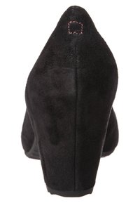 Svart mocka högklackad sko med en spetsig tå och en texturerad yta. Har subtila rosa sömmar bakåt.