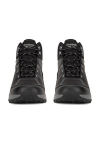 Schwarze Wanderschuhe mit einer strukturierten Oberfläche, reflektierenden Schnürsenkeln, verstärkter Zehenkappe und robusten Sohlen für besseren Halt.