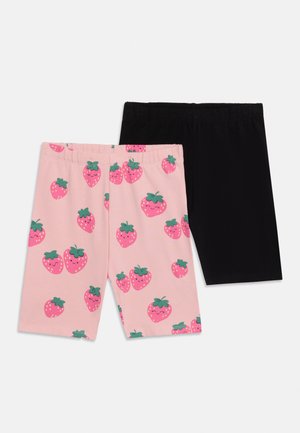 Δύο ζευγάρια παιδικά σορτς με ελαστική μέση, το ένα ροζ με χαμογελαστά σχέδια φράουλας και το άλλο μαύρο μονόχρωμο, τοποθετημένα επίπεδα σε λευκό φόντο.