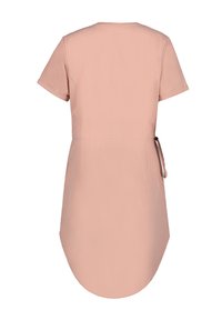 Hellrosa Kleid mit kurzen Ärmeln, taillierter Taille und abgerundetem Saum. Hergestellt aus weichem Material, mit einem Bindeband in der Taille.