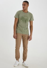 Blend BHDAVIS - T-shirts med print - oil green