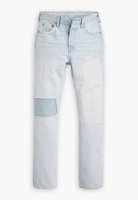 Jean en denim bleu clair avec une coupe droite, avec des détails en patchwork sur la cuisse et le genou.