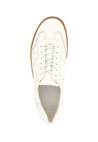 Fehér sneaker sima bőr felsőrésszel, lekerekített orral és fűzőrendszerrel. Figyelemre méltó rágógumi talp és minimalista dizájn varrási részletekkel.