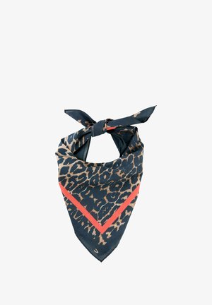 Écharpe imprimée léopard en bleu foncé avec des taches beiges, ornée d'un design en chevrons corail. Le matériau semble doux avec une texture lisse.