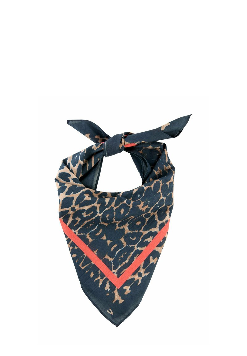 Écharpe imprimée léopard en bleu foncé avec des taches beiges, ornée d'un design en chevrons corail. Le matériau semble doux avec une texture lisse.