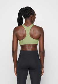 Nike Performance BRA - Sutiã desportivo de suporte médio - alligator/white