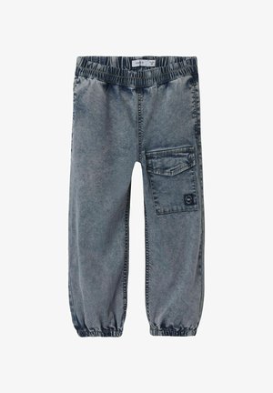 Pantalons jogger en denim bleu clair. Dotés d'une taille élastique, de ourlets resserrés et d'une poche latérale avec un détail de patch circulaire.