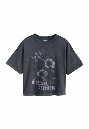 T-shirt gris foncé raccourci avec un motif de colibri, fleurs, papillon et le texte "Liberté Éternelle" sur le devant.
