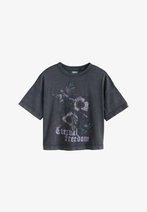 Tummanharmaa, lyhyt T-paita, jossa etupuolella kuva kimalaiskolibrista, kukista, perhosesta ja teksti "Ikuinen vapaus".