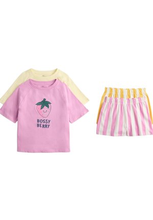 Zwei kurzärmlige Hemden, eines in blassgelb und eines in Rosa mit dem Aufdruck "Bossy Berry" und einer Erdbeer-Grafik, kombiniert mit zwei Shorts mit elastischem Bund in gelben und rosa Streifen.