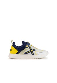 Zapatilla deportiva blanca con parte superior de malla azul marino, detalles en amarillo y logotipo negro. Cuenta con cierre de cordones y suela acolchada para confort y soporte.