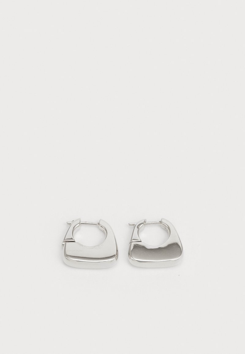 Paire de boucles d'oreilles anneaux carrés en argent poli avec bords arrondis et fermoir à clapet sur fond blanc uni.