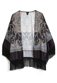 Zwart satijnen kimono met ingewikkelde paisleyprint in pastelkleuren, met franjes langs de randen en een vloeiende, open vormgeving.