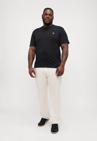 Calvin Klein Jeans PLUS SERIF FONT GRAPHIC TEE - Trükipildiga T-särk - black