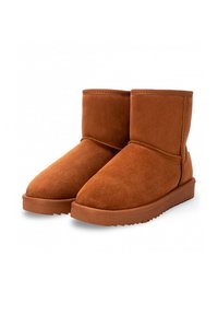 Botas de tobillo de gamuza marrón con suela de goma plana, punta redondeada y un diseño sin costuras, que presenta una textura suave y mínimos detalles de costura.