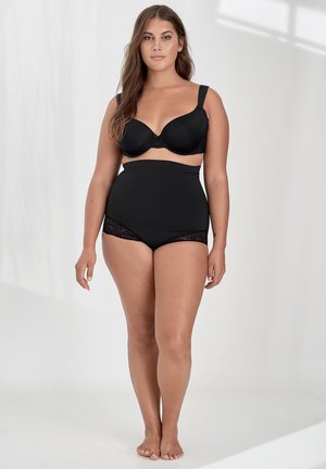 Schwarzer gepolsterter BH mit breiten Trägern, kombiniert mit hochgeschnittenen schwarzen Panties mit Spitzenakzenten. Glatte Textur, strukturierte Form.