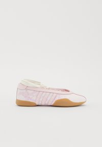 Sapatos cor-de-rosa com padrão floral, parte superior em tecido suave, fecho de atacadores e sola de borracha em tom contrastante. Design elegante, silhueta de perfil baixo.