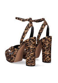 Tacones de plataforma con estampado de leopardo, textura trenzada, tiras negras, diseño de punta descubierta y tacones gruesos con patrón. Incluye tira de tobillo ajustable.