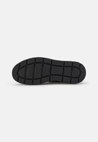 Semelle de chaussure en caoutchouc noir avec un motif de bande de roulement et des rainures rectangulaires pour l'adhérence. Fini lisse avec des bords arrondis et des sections renforcées.