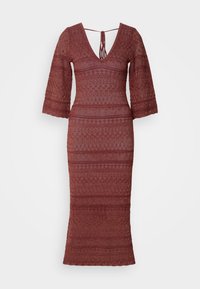 Robe couleur rouille avec un décolleté en V profond, des manches évasées et un motif texturé. Fermeture à nouer dans le dos et silhouette longue et ajustée.