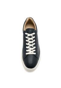 Zapatillas de piel de color azul marino para hombres con cordones blancos, puntera redonda y suela de goma de color claro, con una textura suave y un diseño minimalista.