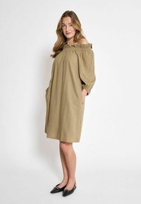 Khakifarbenes Off-Shoulder-Kleid mit elastischem Rüschenausschnitt, Dreiviertelärmel, Seitentaschen und glattem, leichtem Stoff.